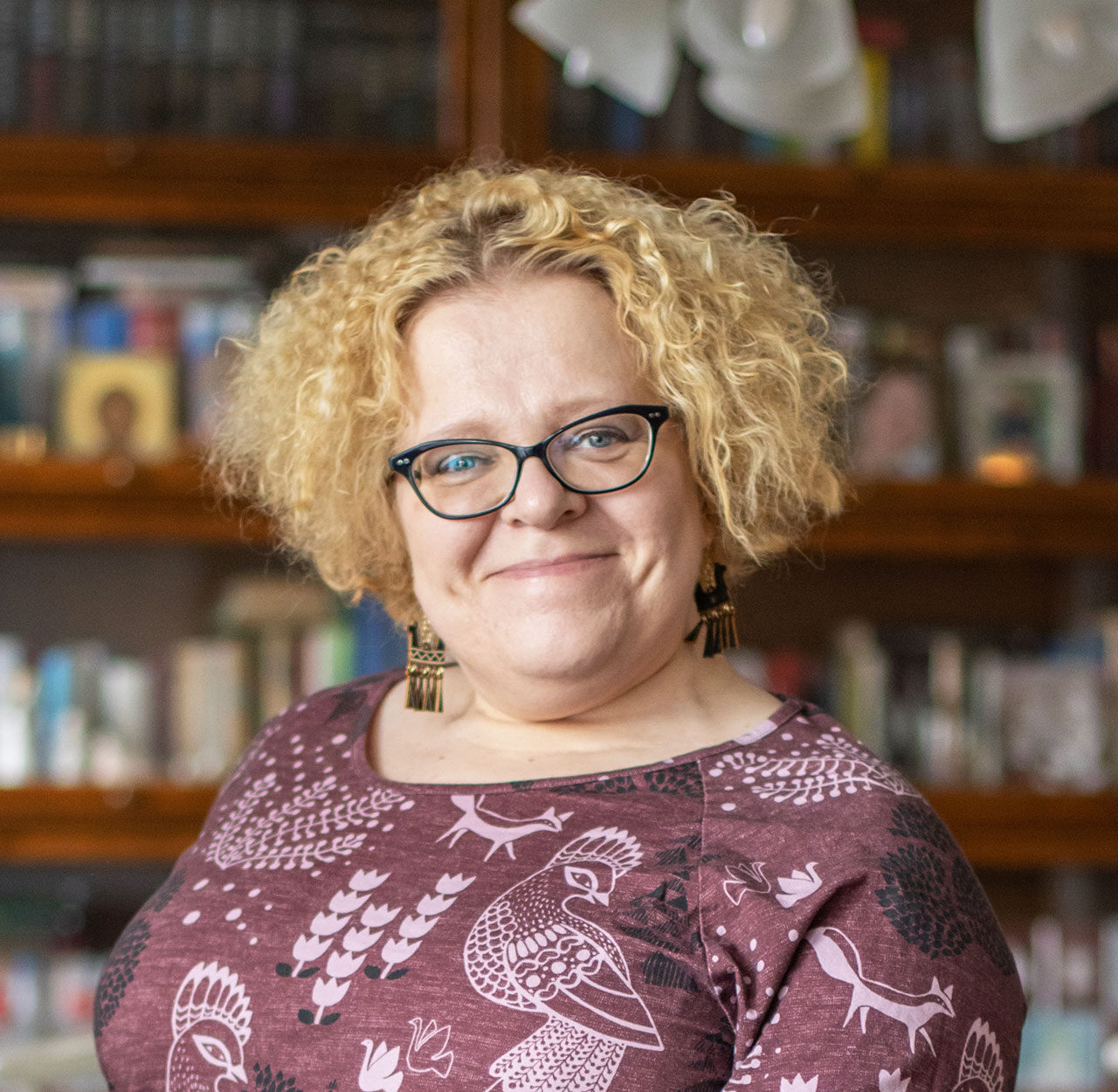 Kirjailija Kaisa Viitala istuu nojatuolissa ja katsoo kameraan.