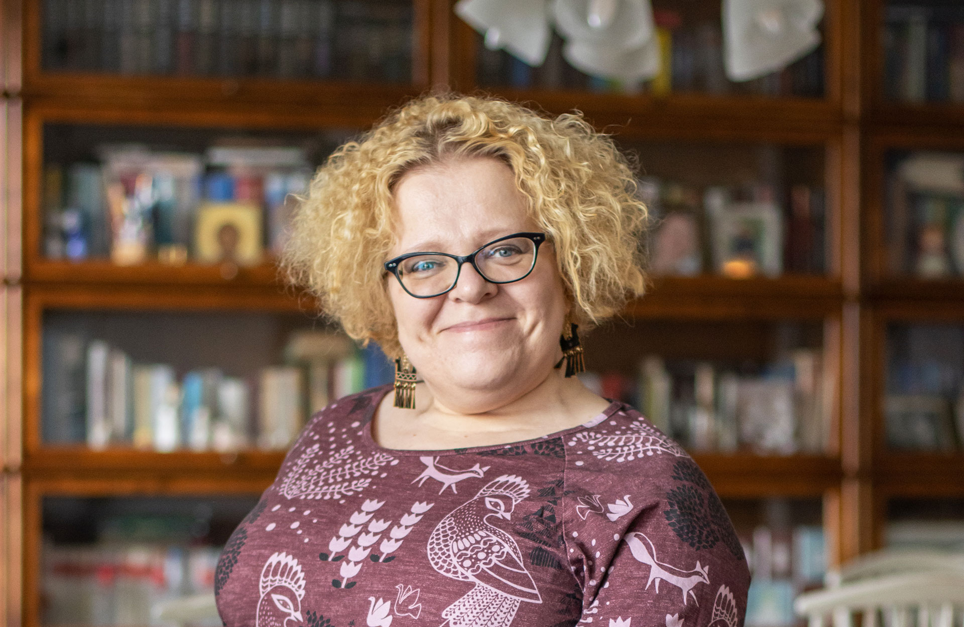 Kirjailija Kaisa Viitala istuu nojatuolissa ja katsoo kameraan.