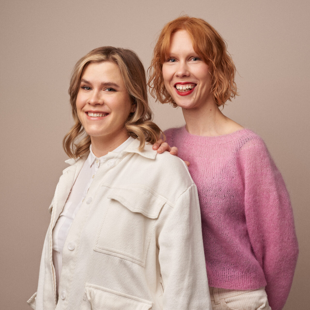 Kaksi naista henkilökuvassa. Kuvan tausta on beige.