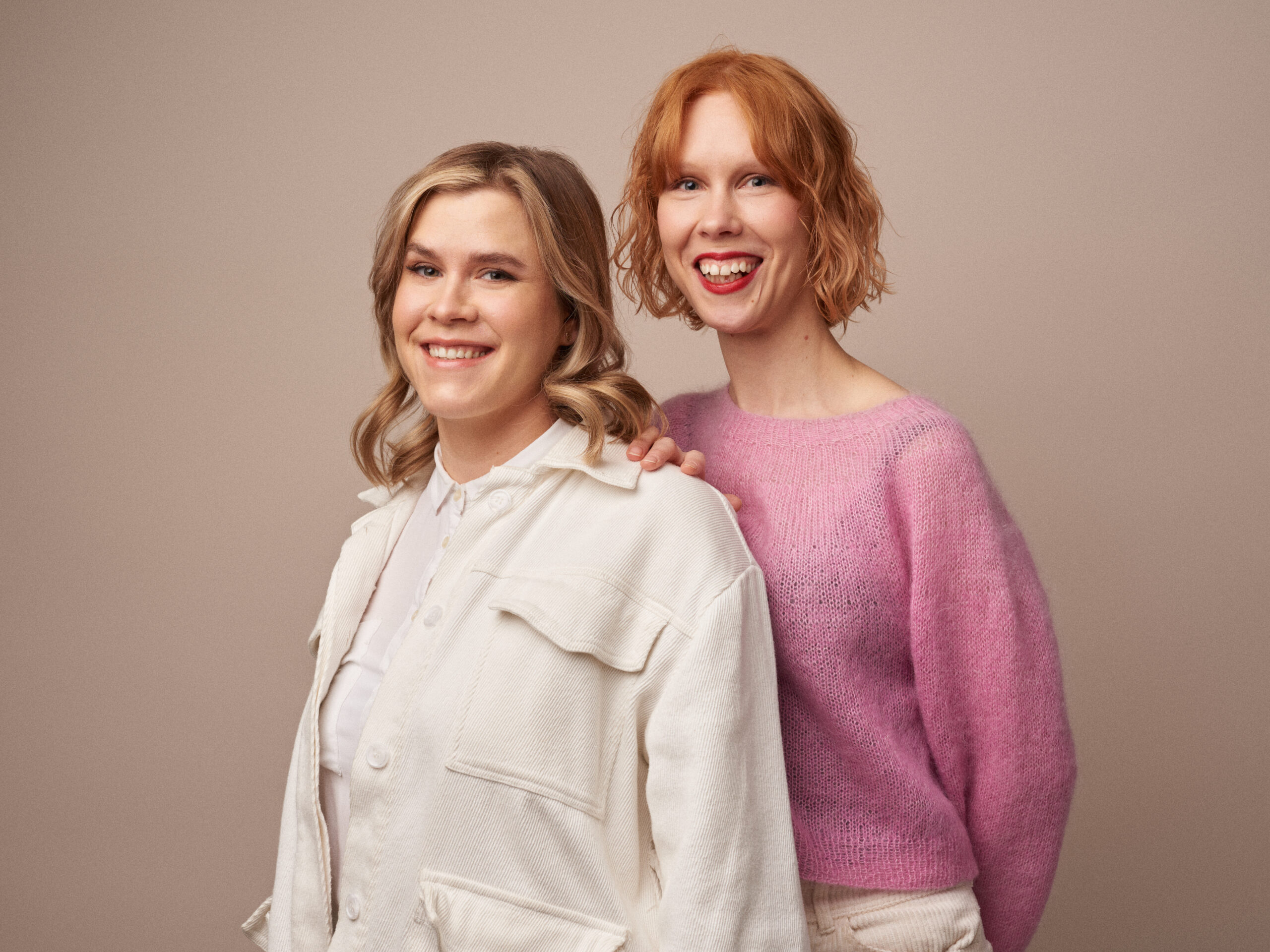 Kaksi naista henkilökuvassa. Kuvan tausta on beige.