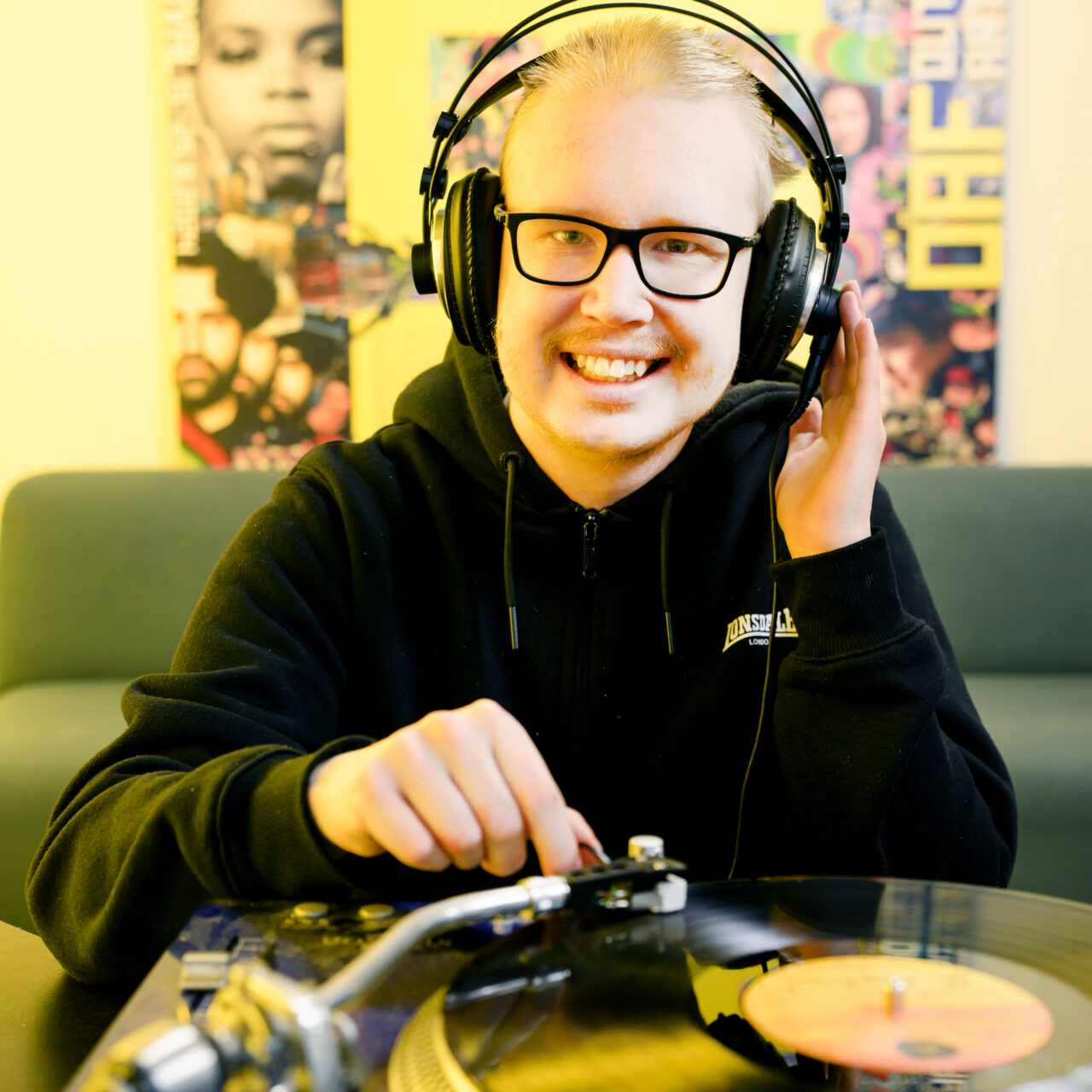 Radiojuontaja ja dj Miika Turunen kuvattuna Pertin Valinnassa Hakaniemessä.