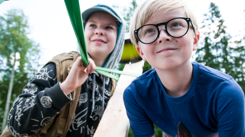 Juno (Elina Patrakka) ja Sirius tekevät kepposen.