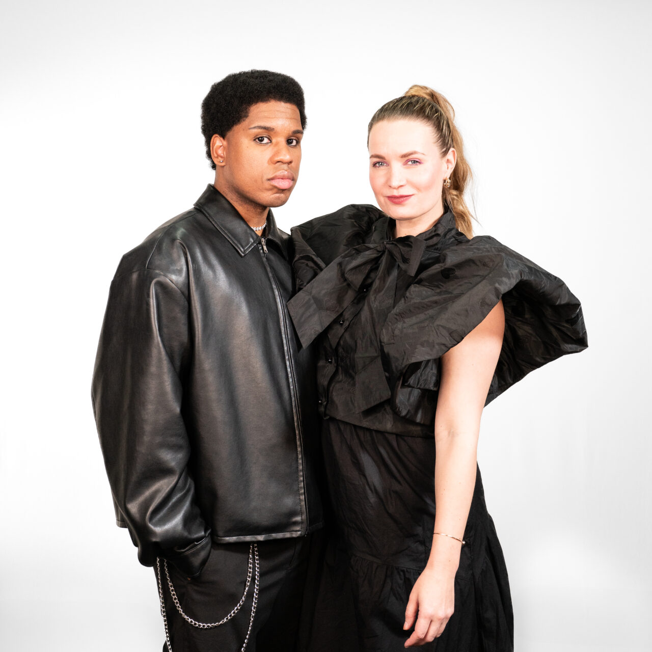 Miguel Peltomaa ja Silva Belghiti pressikuvassa tummissa asuissa.