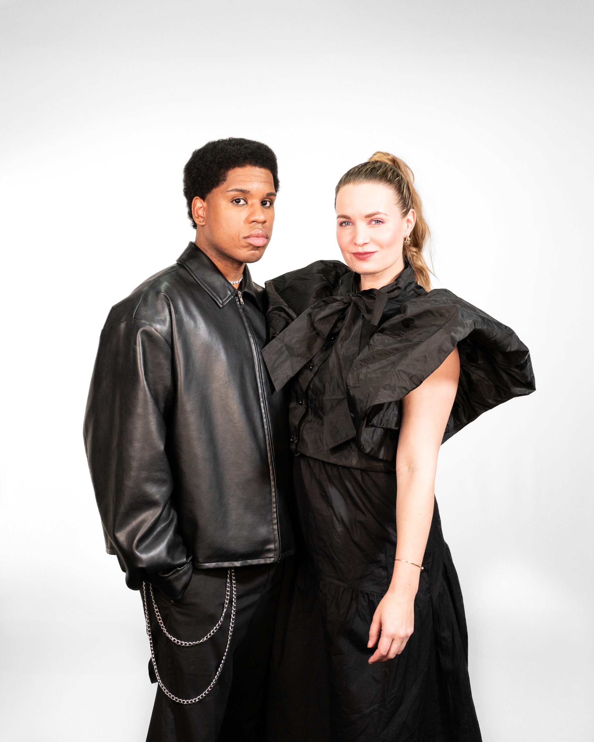 Miguel Peltomaa ja Silva Belghiti pressikuvassa tummissa asuissa.