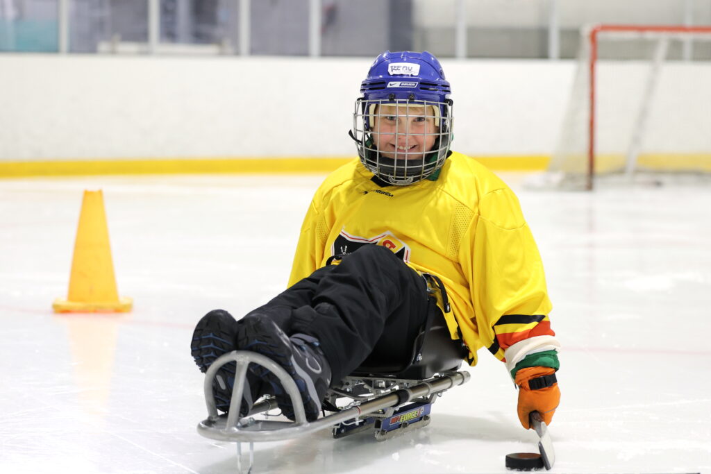 Poika KalPan pelipaidassa kelkan kyydissä.