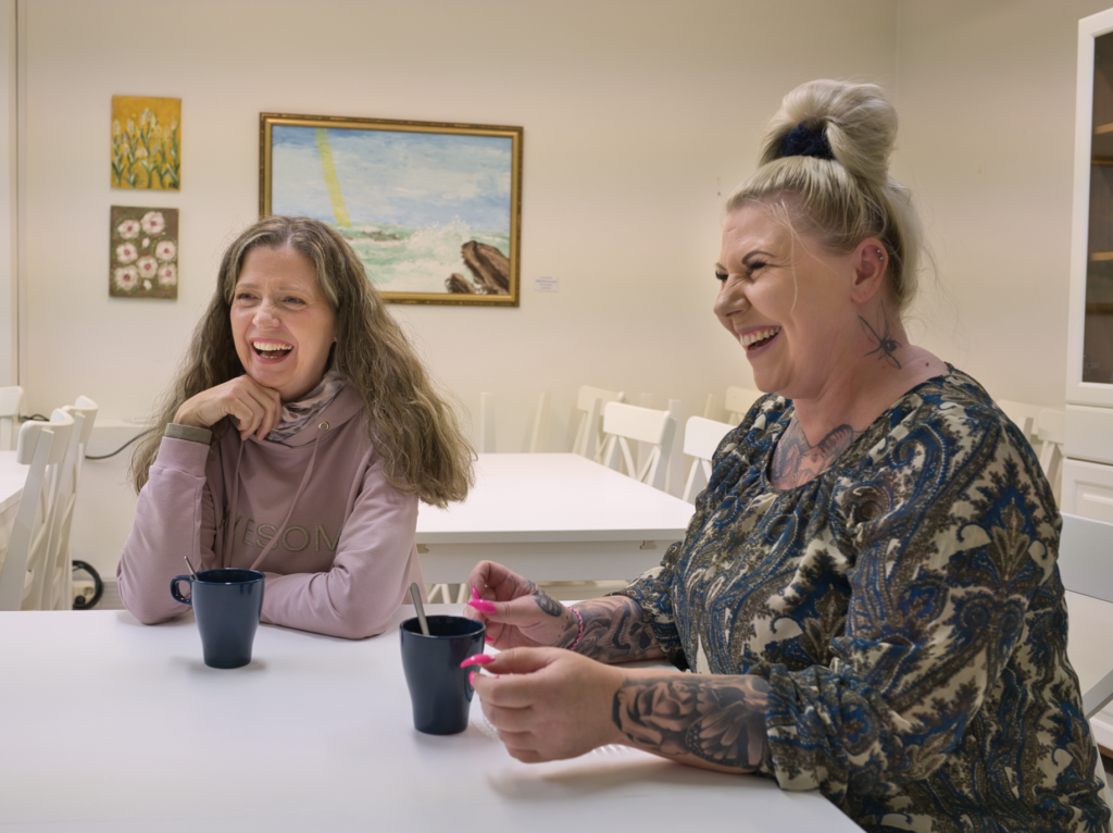 Kaksi naista kahvipöydässä.