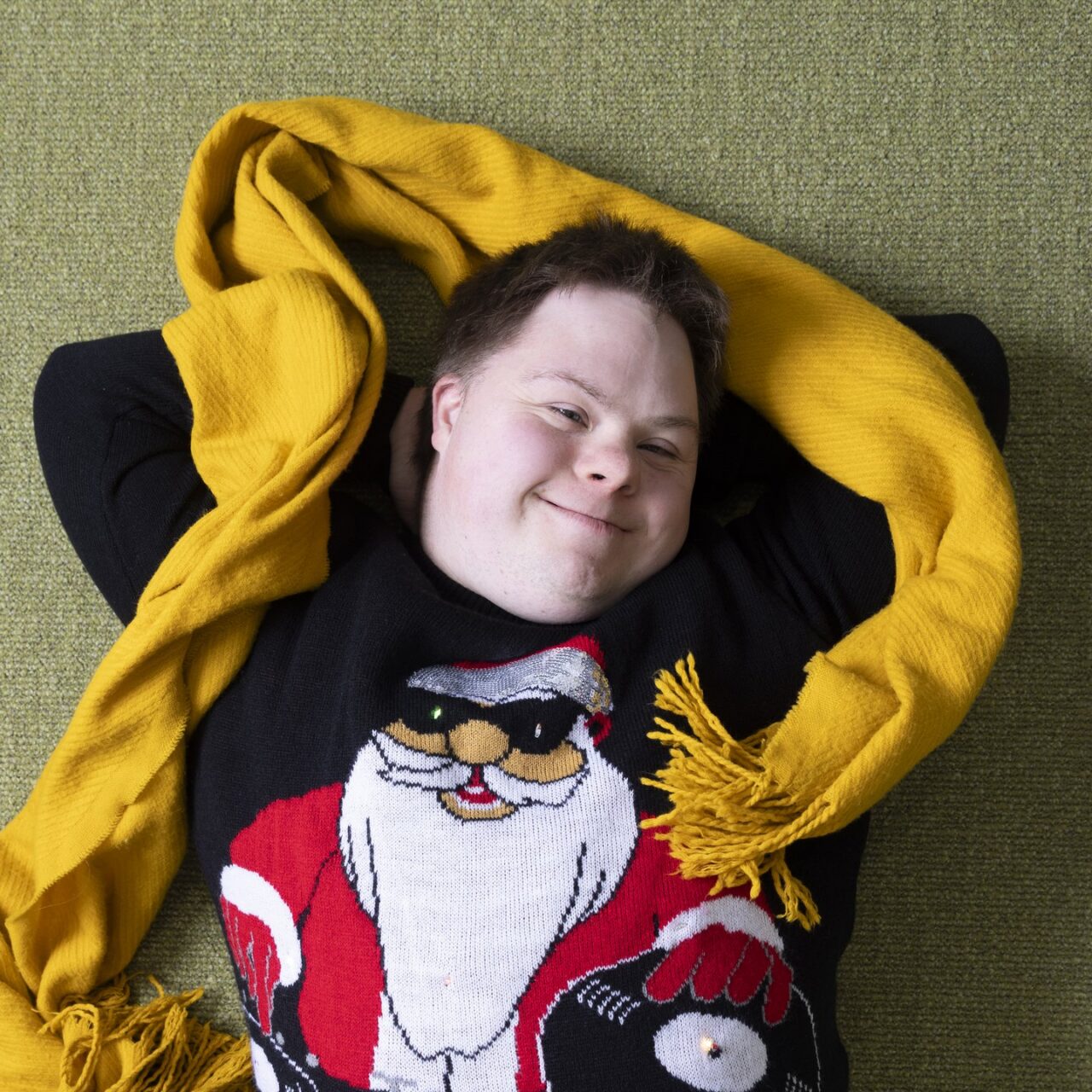 Nuori mies joulupaita päällään.