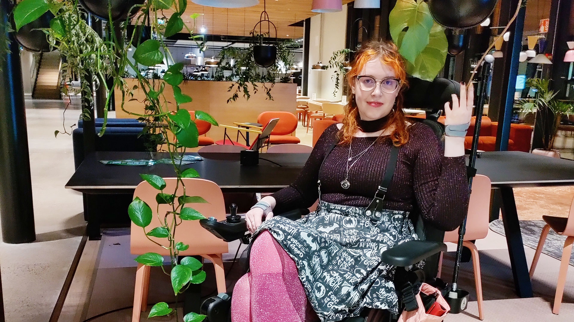 Oona Tontti pyörätuolissaan ravintolamiljöössä