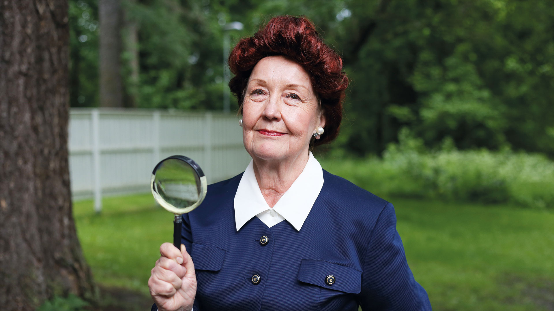 Marja Kurvinen roolivaatteissaan nimismiehenä.