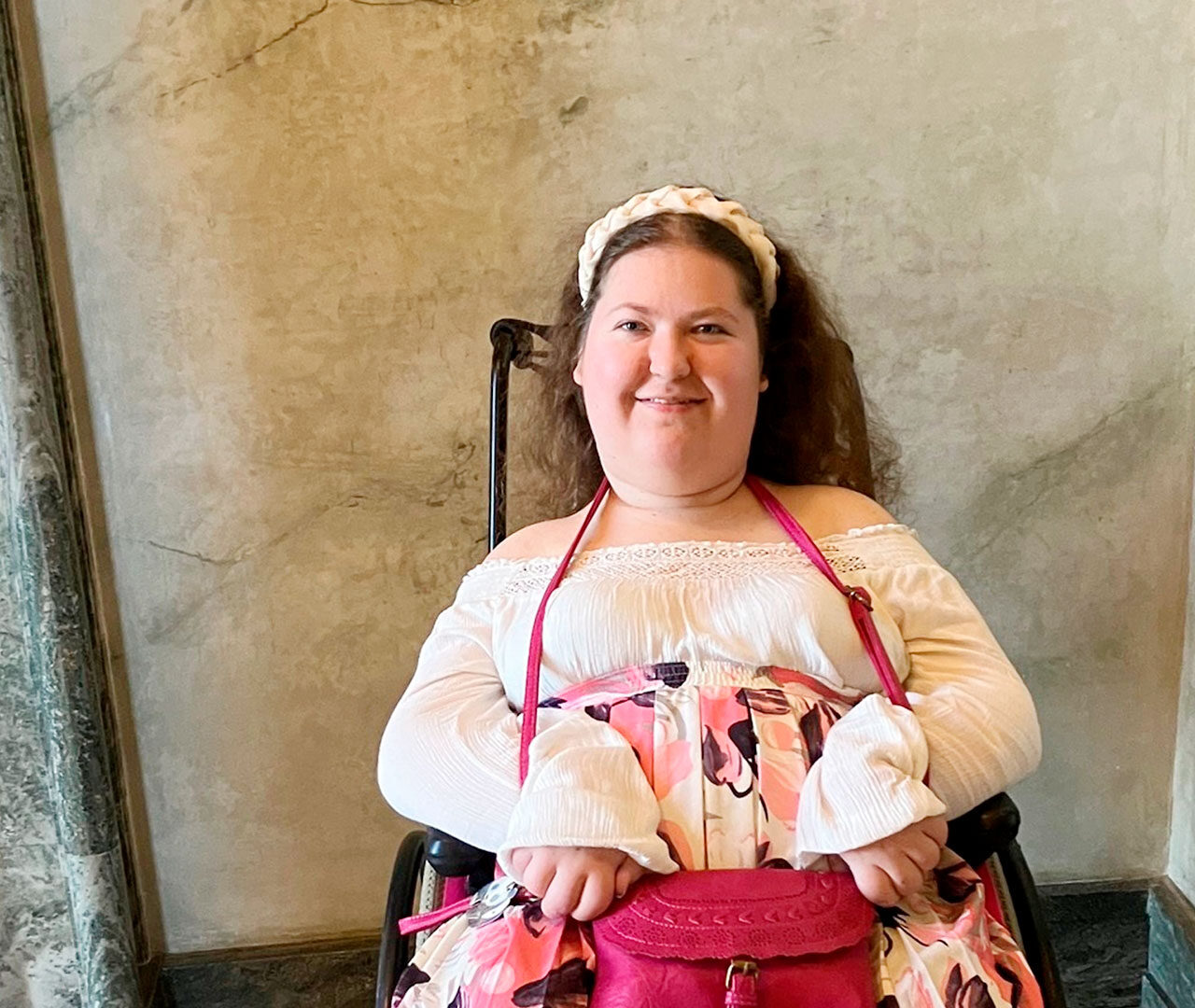 Selinä Nera potrettikuva pyörätuolissa.