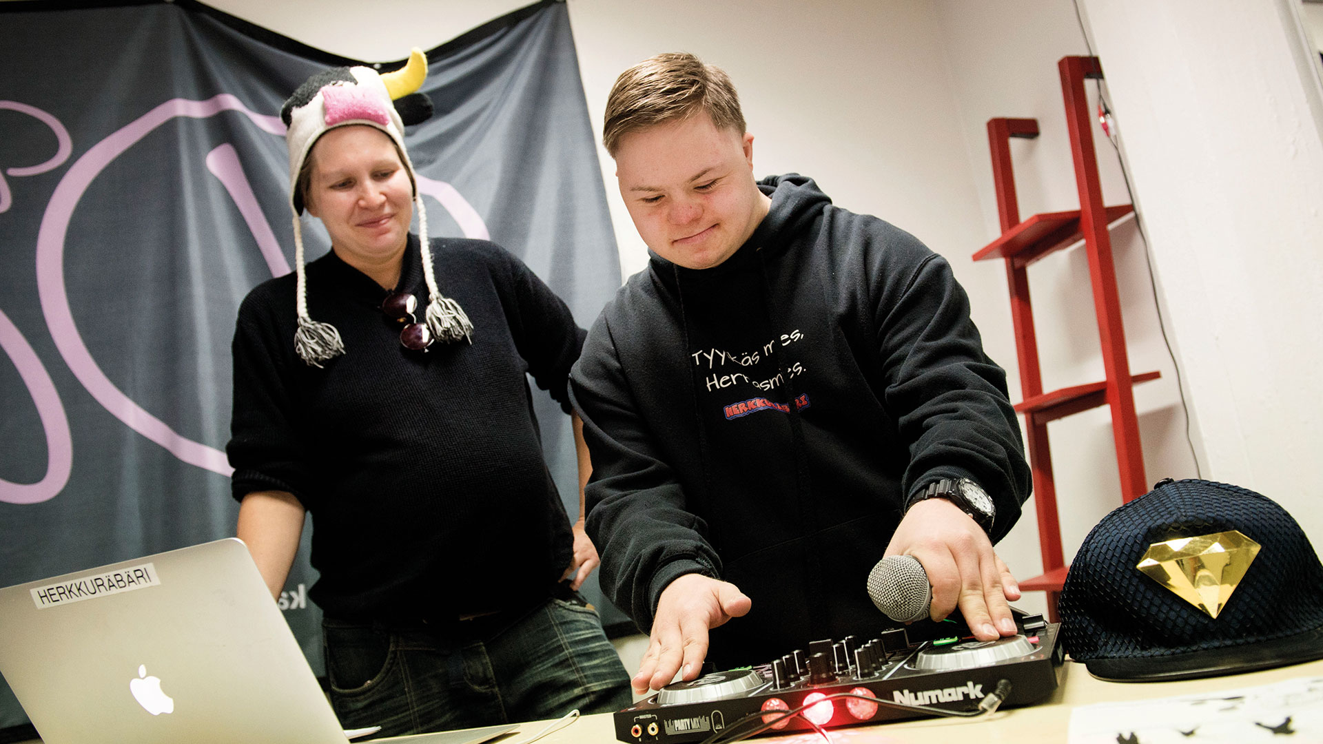 Nainen ja nuori poika dj-pöydän takana.