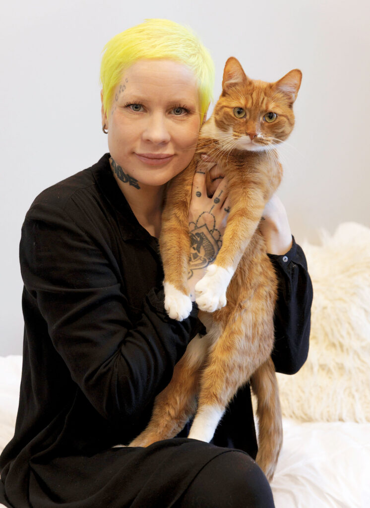 Maaria Laiho kissa sylissään