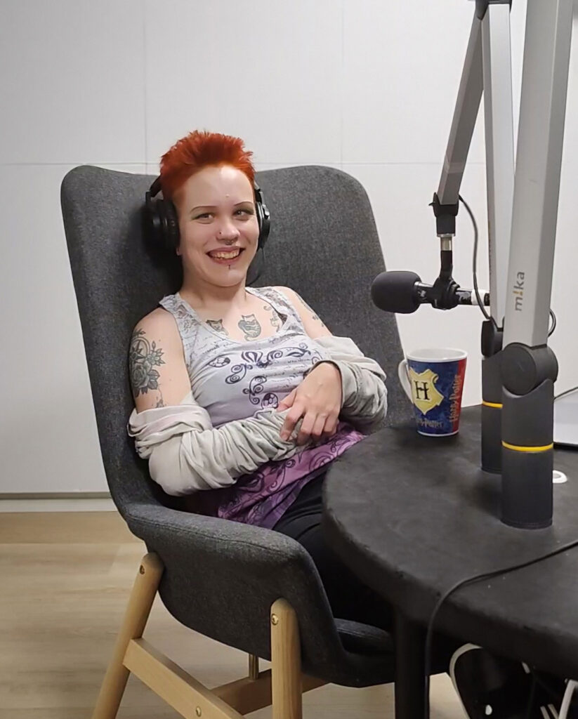 Pinja Eskola studiossa mikrofoni edessään.