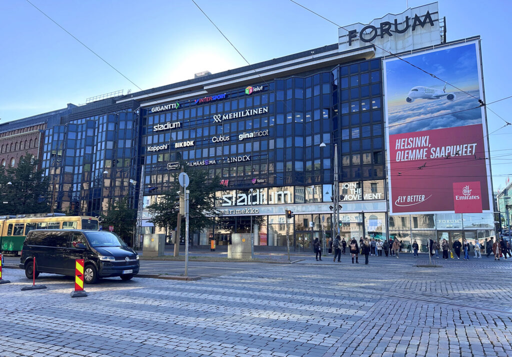 Suojatie kauppakeskus Forumin edessä Helsingissä.
